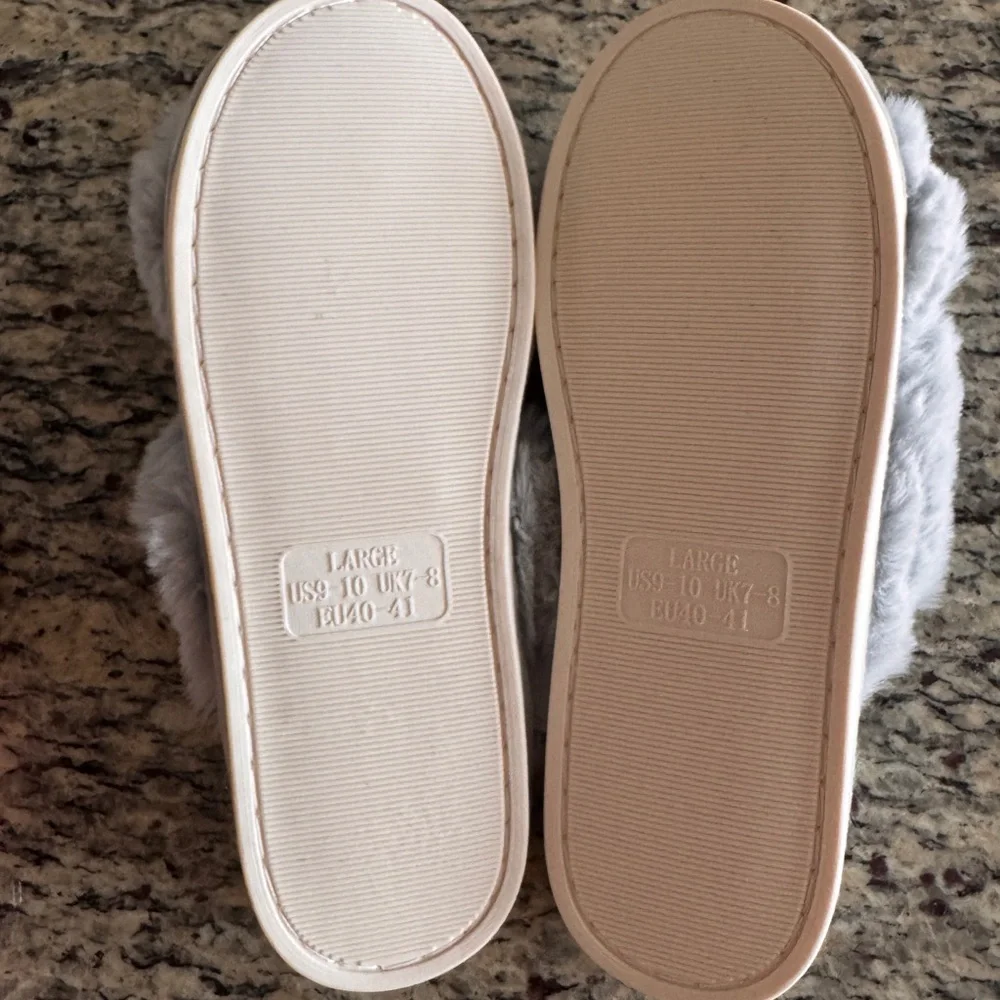 NWT Faux Fur Slippers Size 9-10 Grey-Silver - Picture 3 of 7
